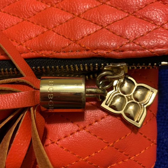 BCBGmaxazria clutch. 100% leather. No scratches. - Picture 2 of 9